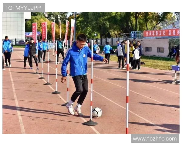 足球夹瓶子挑战赛让你体验不一样的运动乐趣与团队合作精神